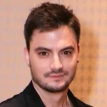 Felipe Neto anuncia noivado com Juliane Carvalho na Grécia