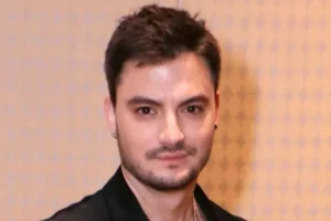 Felipe Neto anuncia noivado com Juliane Carvalho na Grécia