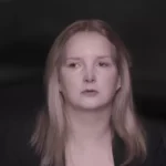 Filha de Elize Matsunaga deixa o Brasil após novo filme da Netflix