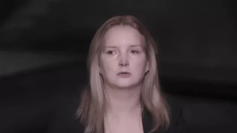 Filha de Elize Matsunaga deixa o Brasil após novo filme da Netflix
