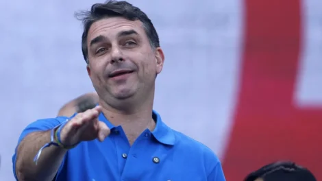 Flávio Bolsonaro diz que não tem relação com Michelle e que não viu vídeo com críticas