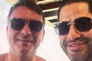 Foto com 'capanga de Vorcaro' cria "problemão" para Flávio Bolsonaro