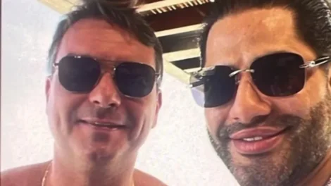 Foto com 'capanga de Vorcaro' cria "problemão" para Flávio Bolsonaro
