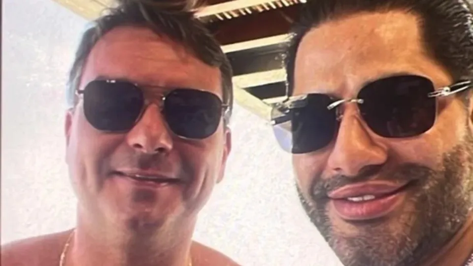Foto com 'capanga de Vorcaro' cria "problemão" para Flávio Bolsonaro