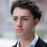 Francês de 19 anos é condenado por lamber canudo em Singapura