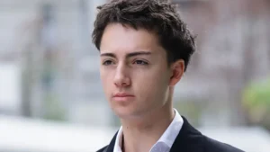 Francês de 19 anos é condenado por lamber canudo em Singapura