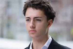 Francês de 19 anos é condenado por lamber canudo em Singapura
