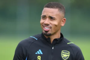 Gabriel Jesus treina no CT do Palmeiras durante as férias do Arsenal