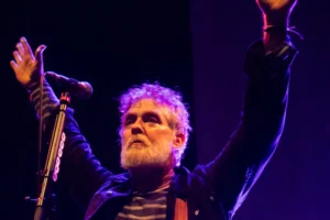 Glen Hansard, vencedor do Oscar, morre aos 56 anos em acidente de moto