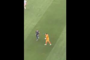 Goleiro do Paraguai foi ignorado por Mbappé e reação viraliza; veja