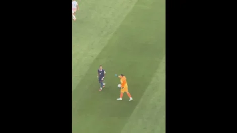 Goleiro do Paraguai foi ignorado por Mbappé e reação viraliza; veja