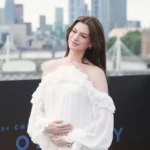 Grávida, Anne Hathaway exibe barriguinha em evento em Londres