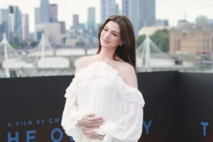 Grávida, Anne Hathaway exibe barriguinha em evento em Londres