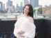 Grávida, Anne Hathaway exibe barriguinha em evento em Londres