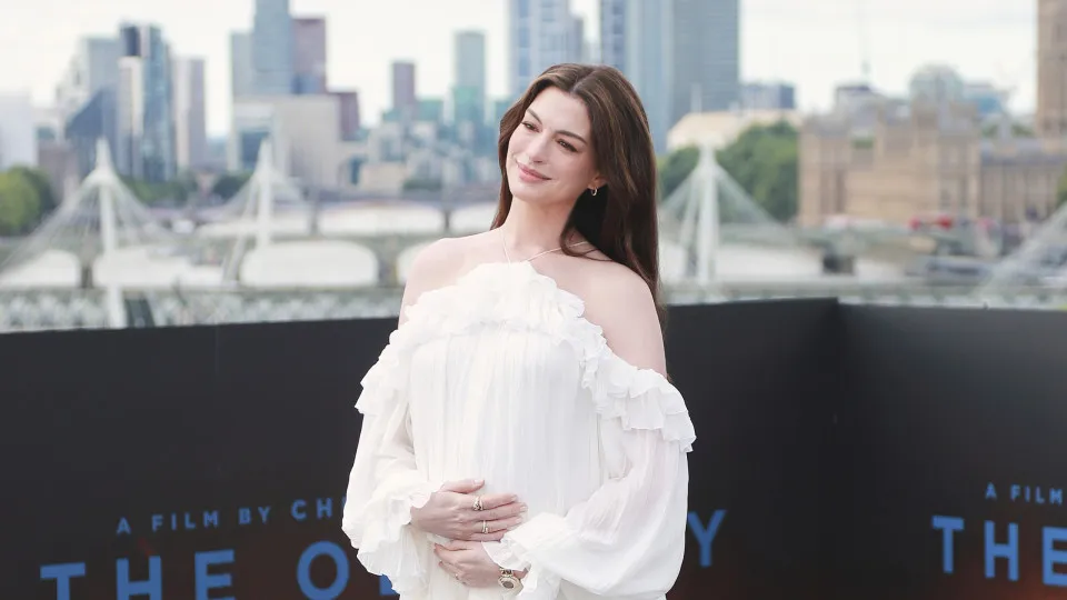 Grávida, Anne Hathaway exibe barriguinha em evento em Londres