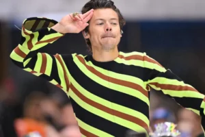 Harry Styles come pão de queijo e passeia no Ibirapuera antes de show em SP