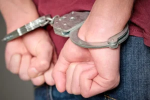 Homem é preso ao tentar invadir joalheria pelo forro de shopping em SP