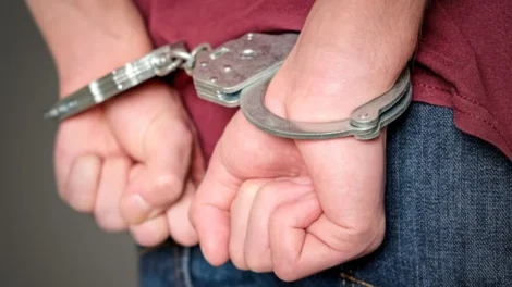 Homem é preso ao tentar invadir joalheria pelo forro de shopping em SP