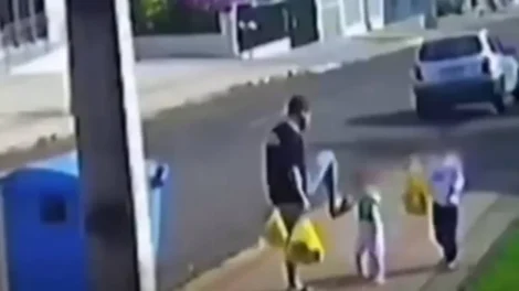 Homem que chutou menina no PR é denunciado por tortura e lesão aos filhos