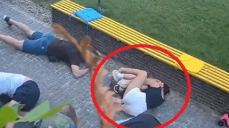 Imagens da guerra: Mãe abraça e protege filha durante ataque russo a Sumy