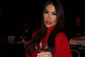Influenciadora brasileira morre após queda do 27º andar em Dubai