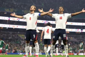 Inglaterra venceu o México por 3 a 2 no Estádio Azteca, eliminou os anfit