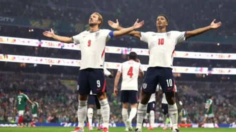 Inglaterra venceu o México por 3 a 2 no Estádio Azteca, eliminou os anfit