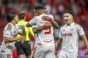 Internacional e Cruzeiro retomam o Brasileirão em confronto direto por posições na tabela