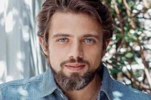 Internado em clínica, Rafael Cardoso faz desabafo: "Sou um adicto"
