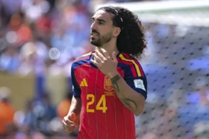 Jogador espanhol Marc Cucurella mantém cabelo longo para que filho autista o reconheça em campo