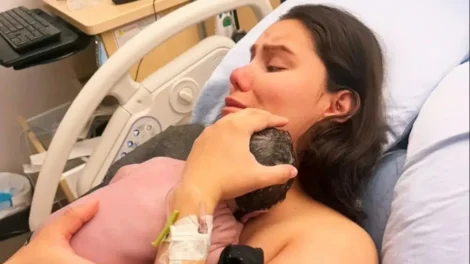 Jovem dá à luz dormindo e bebê fica protegido por cobertores