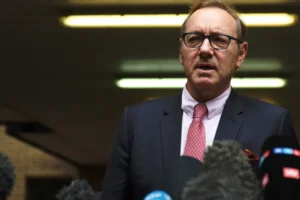 Kevin Spacey anuncia venda de anel em homenagem aos 250 anos da independência dos EUA