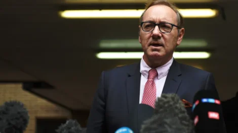 Kevin Spacey anuncia venda de anel em homenagem aos 250 anos da independência dos EUA