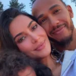 Kim Kardashian posa com Lewis Hamilton e a filha em foto rara