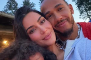 Kim Kardashian posa com Lewis Hamilton e a filha em foto rara