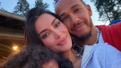 Kim Kardashian posa com Lewis Hamilton e a filha em foto rara
