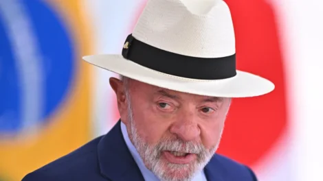 Lula mostra dedo do meio durante evento do Governo