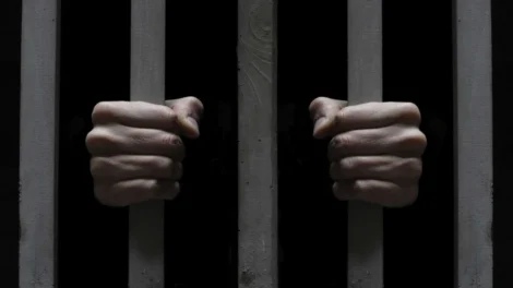 Mãe é presa suspeita de tentar matar a filha de 4 anos durante "ritual"