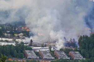 Mais de 100 casas "totalmente destruídas" em incêndio na Noruega