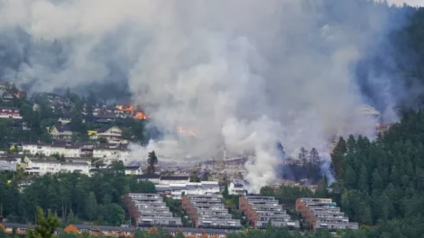 Mais de 100 casas "totalmente destruídas" em incêndio na Noruega