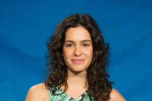 Maria Flor diz que terminou namoro após ex abandonar escova de dentes