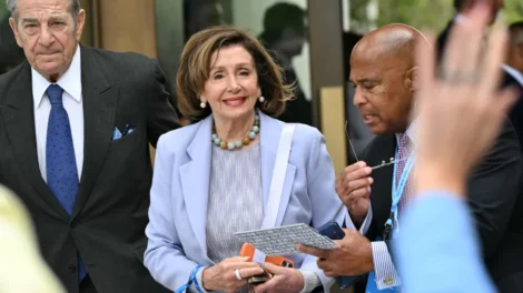 Marido de Nancy Pelosi bate em carro e foge do local na Califórnia