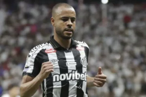 Mayke vai à Justiça contra o Santos e quer saída ainda nesta janela
