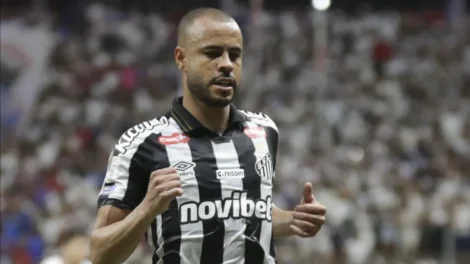 Mayke vai à Justiça contra o Santos e quer saída ainda nesta janela