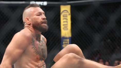 McGregor retorna ao UFC após cinco anos, mas perde com 69 segundos para Holloway