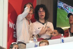 Mick Jagger vê Inglaterra cair na Copa e revive piada de 'pé-frio'