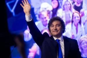 Milei chama Alexandre de Moraes de 'lixo careca' em evento de Flávio Bolsonaro