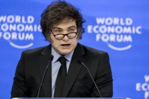 Milei não pode 'atacar as instituições brasileiras', diz presidente do PT a jornal argentino