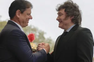 Milei recebe de Tarcísio mais alta honraria do Estado de São Paulo