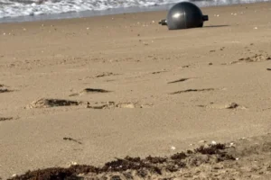 Mistério das esferas metálicas em praia da Austrália ganha explicação